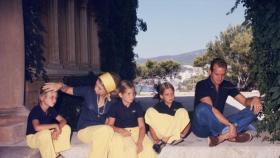 La Familia Real, en Marivent, posa en 1975: Felipe, Sofía, Elena, Cristina y Juan Carlos.