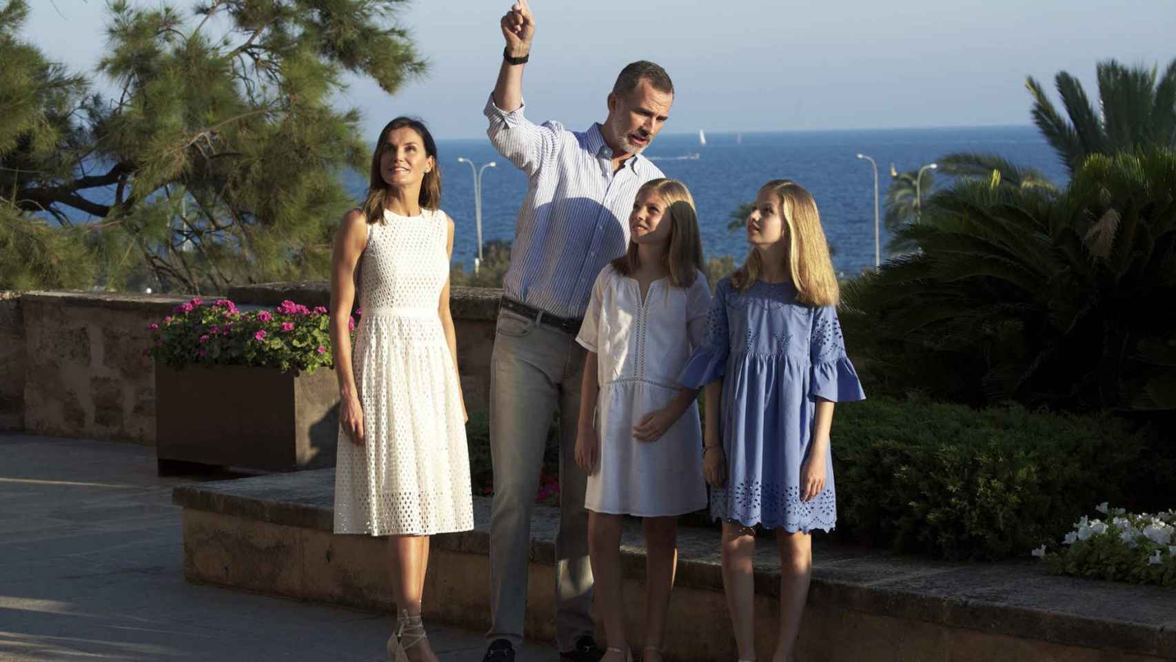 Felipe VI y Letizia disfrutan junto a sus hijas en Marivent (posado de 20128)