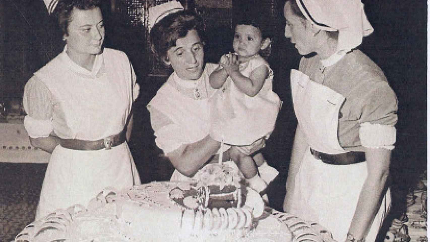 Enfermeras de Salus Infirmorum en el primer cumpleaños de la princesa Lalla Marlem, hermana mayor de Mohamed VI.