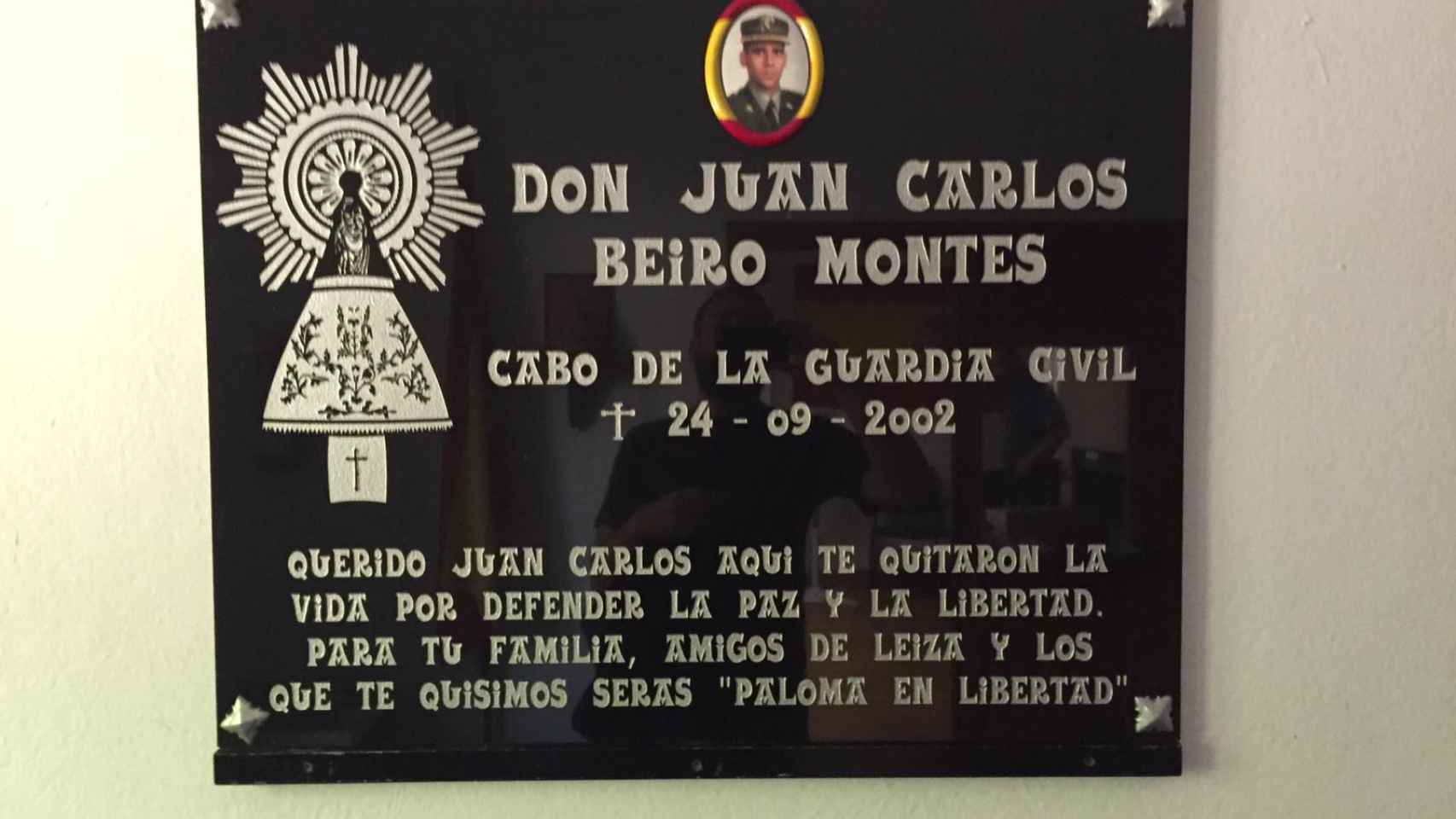 La lápida en homenaje al guardia civil asesinado está en el cuartel