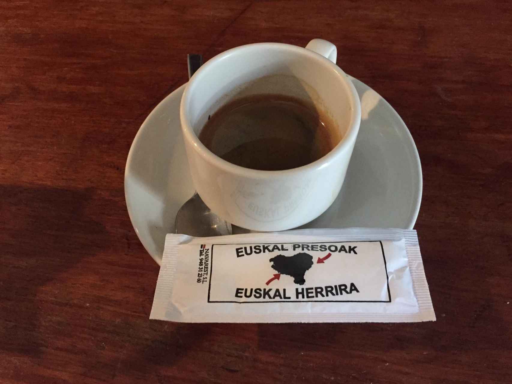 Hasta en los sobres de azúcar del café en los bares de Echarri hay mensajes pro-presos