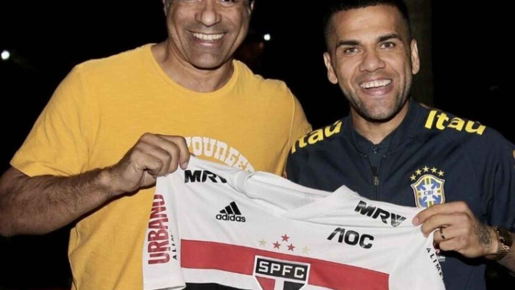 Dani Alves, con la camiseta del Sao Paulo.