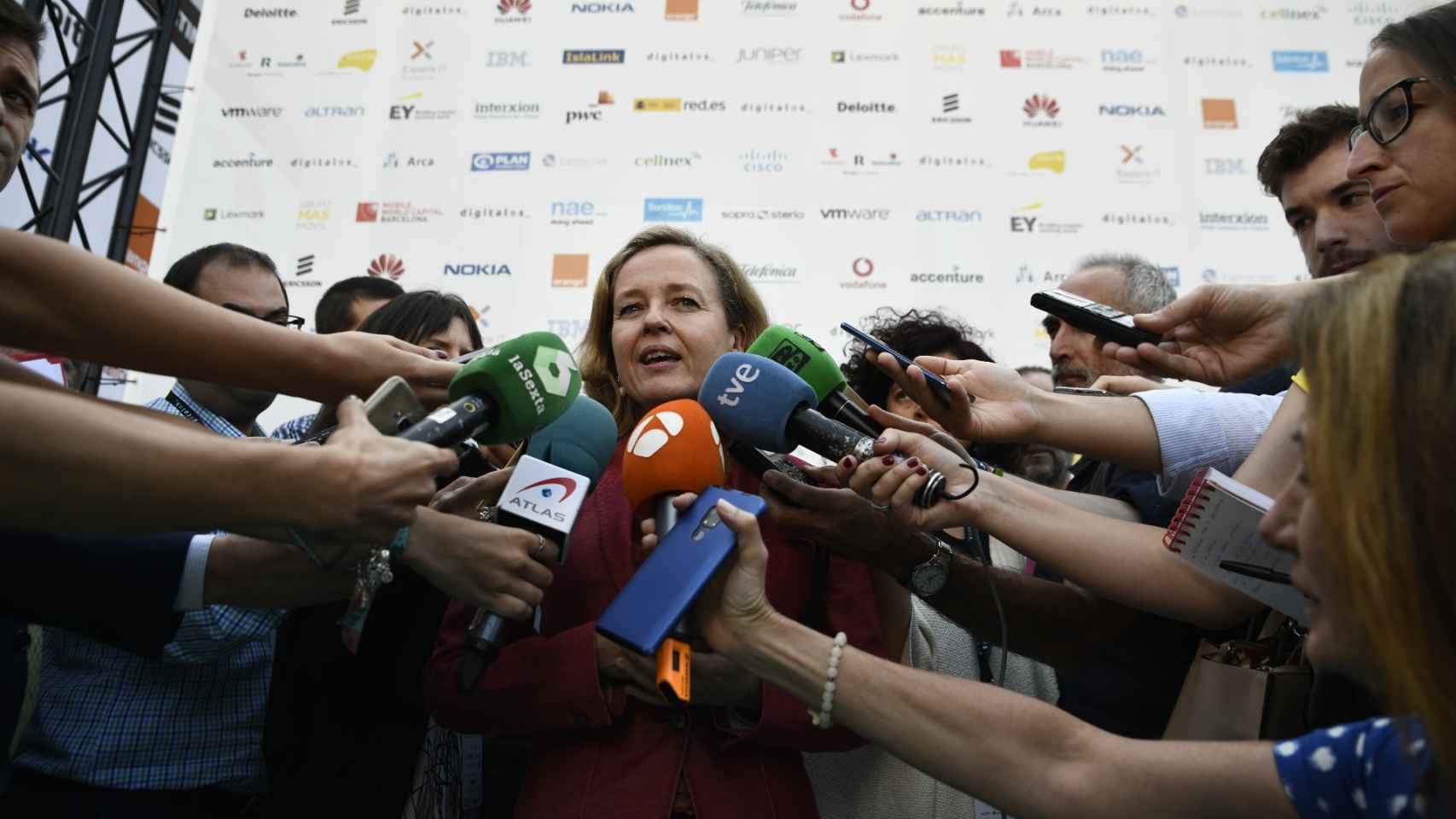 Nadia Calviño, ministra de Economía y Empresa, atendiendo a periodistas.