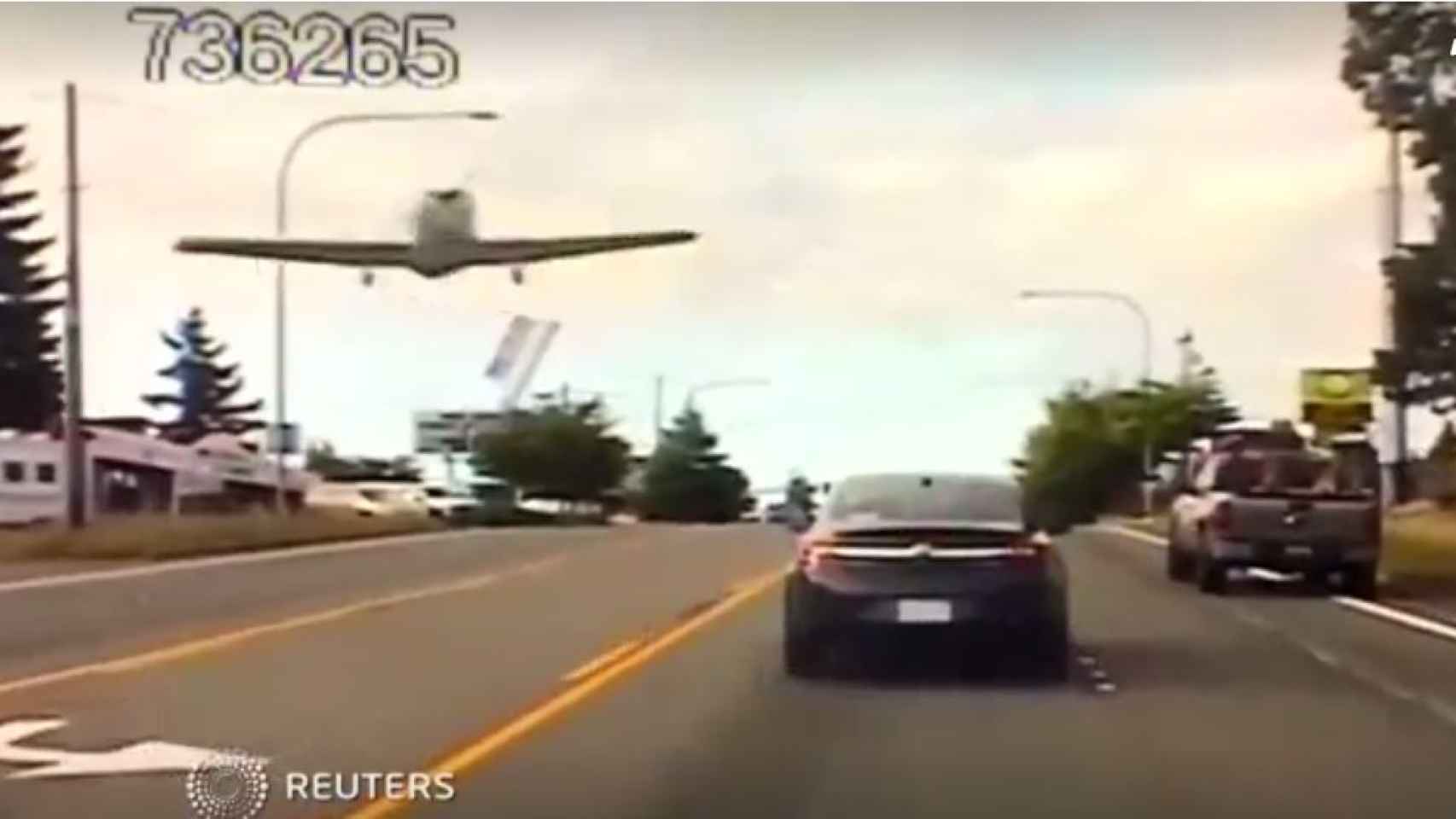 Vídeo: un avión aterriza de emergencia en plena carretera de Washington