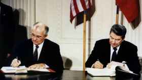 Mijail Gorbachov y Ronald Reagan firman el tratado INF, 8 diciembre 1987.