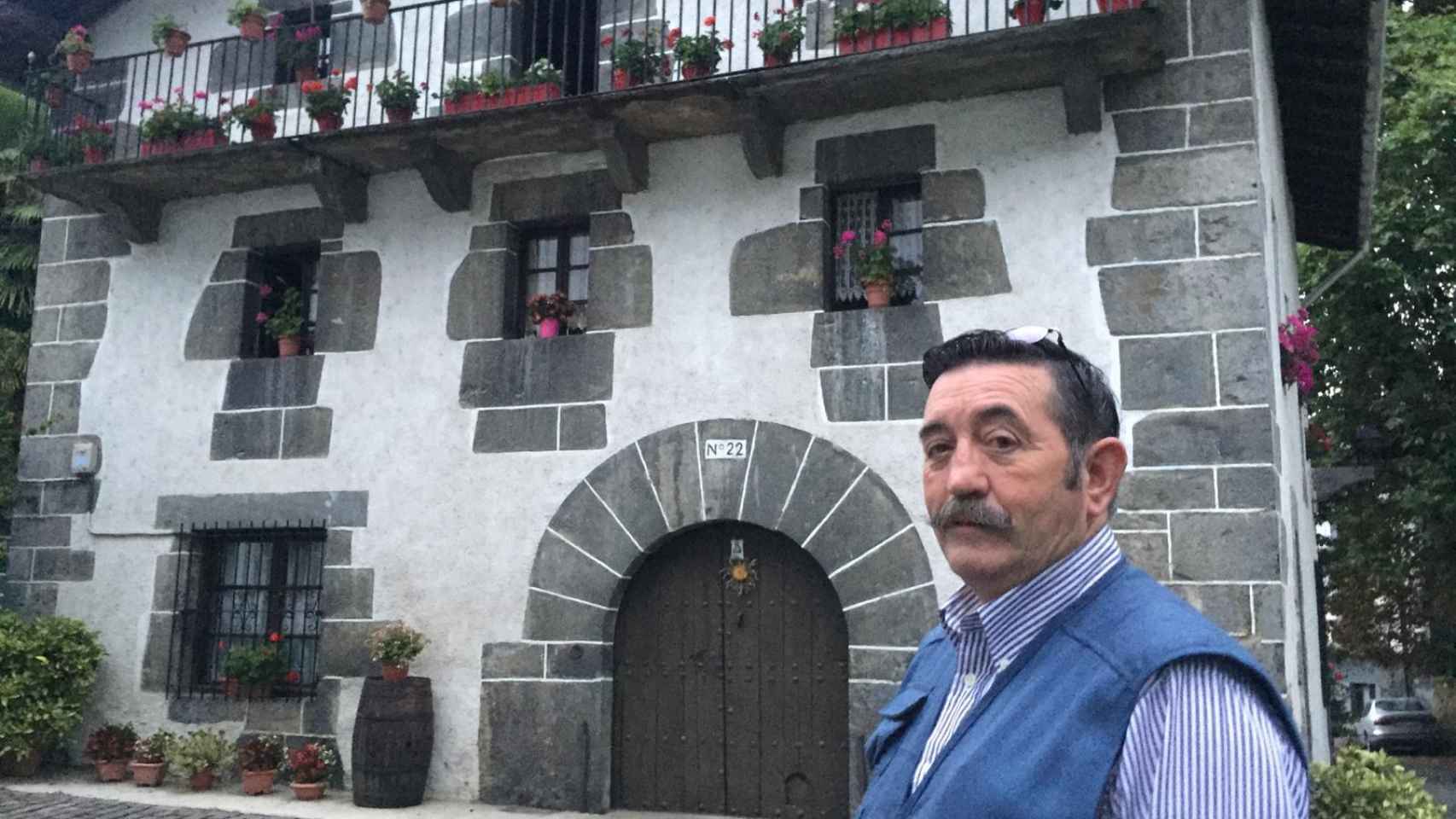 Silvestre Zubiaur, único concejal de Leiza que no es de Bildu, frente a la casa de Ocho apellidos vascos