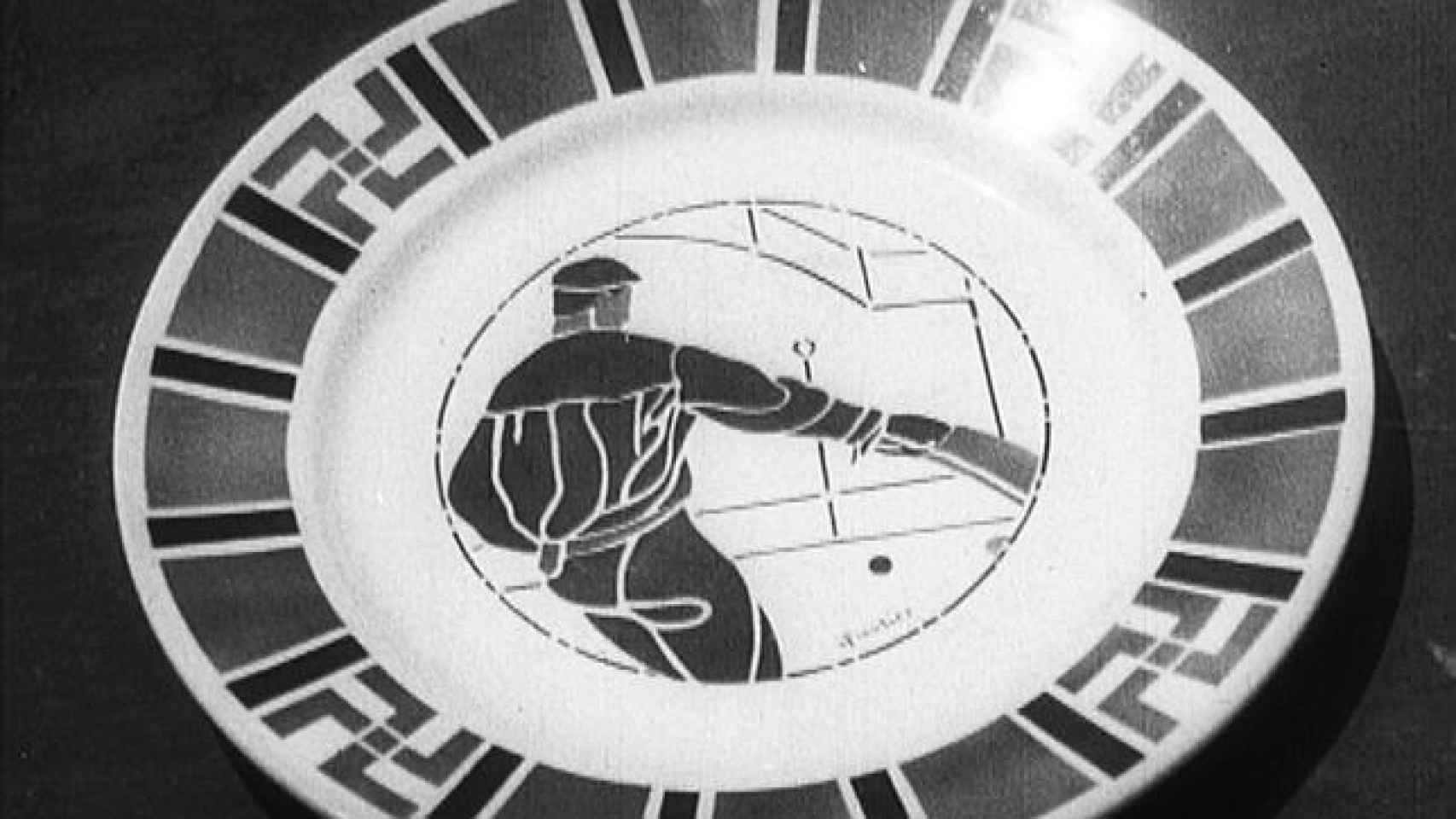 Fotograma de 'Im Lande der Basken', donde destacan esvásticas en un plato en el que aparece un hombre jugando a cesta punta.