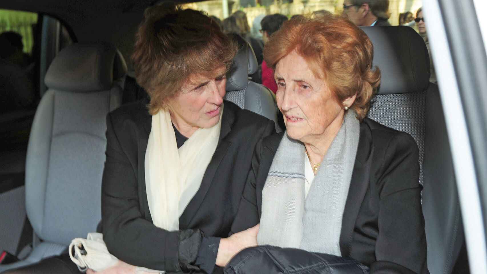 Mercedes Milá junto a su madre en 2012 durante el funeral de su padre.