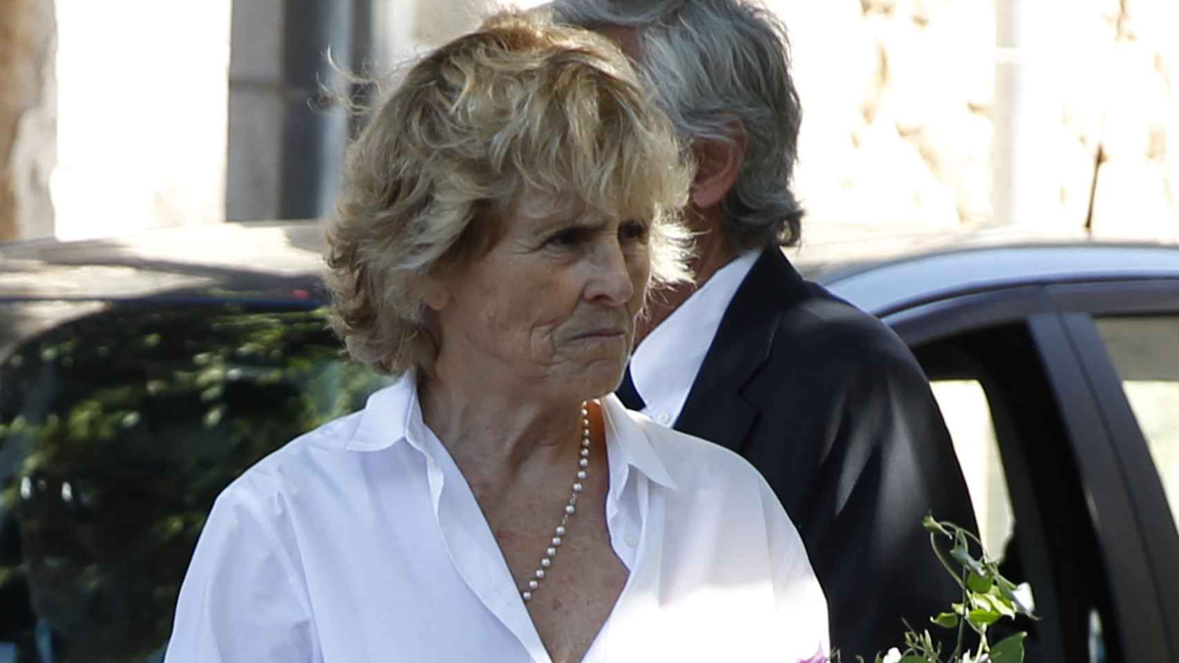 Mercedes Milá llegando al funeral de su madre en Barcelona.