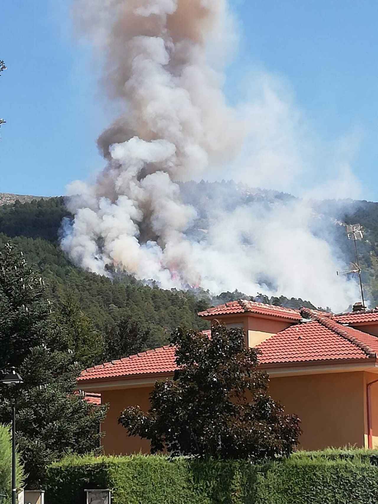 La columna de humo visible desde varias viviendas.