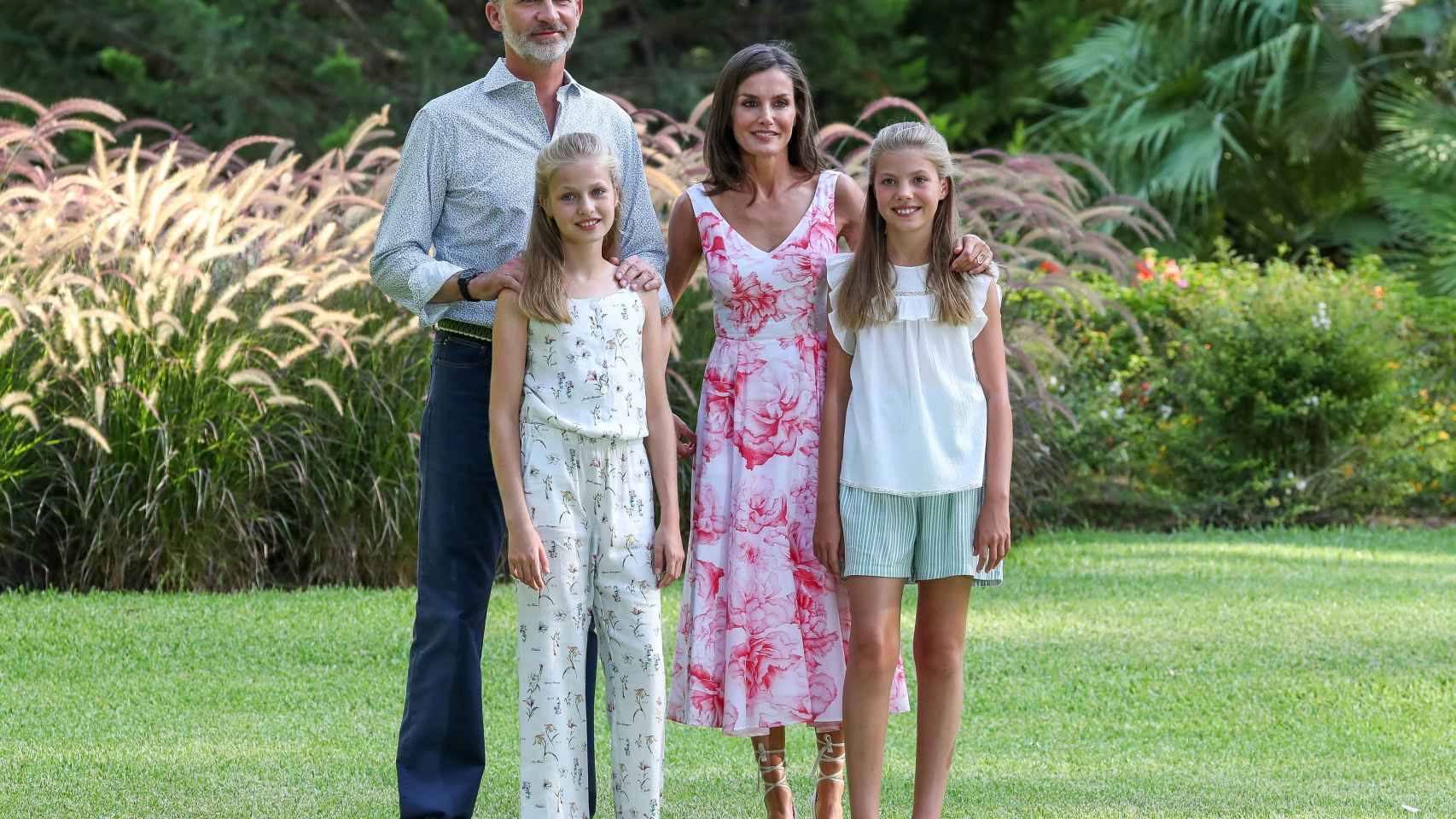 Los Reyes junto a sus hijas, la princesa Leonor y la infanta Sofía posando en Marivent en 2019