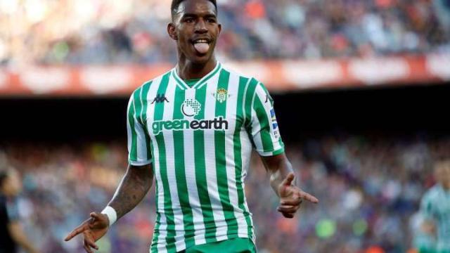 Junior Firpo durante un partido con el Betis.