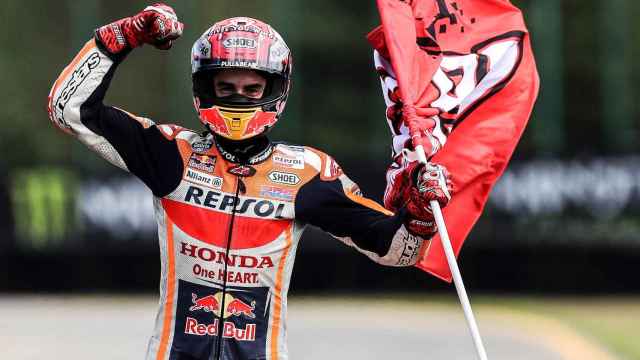 Marc Márquez celebra su victoria en el Gran Premio de la República Checa, en el circuito de Brno.