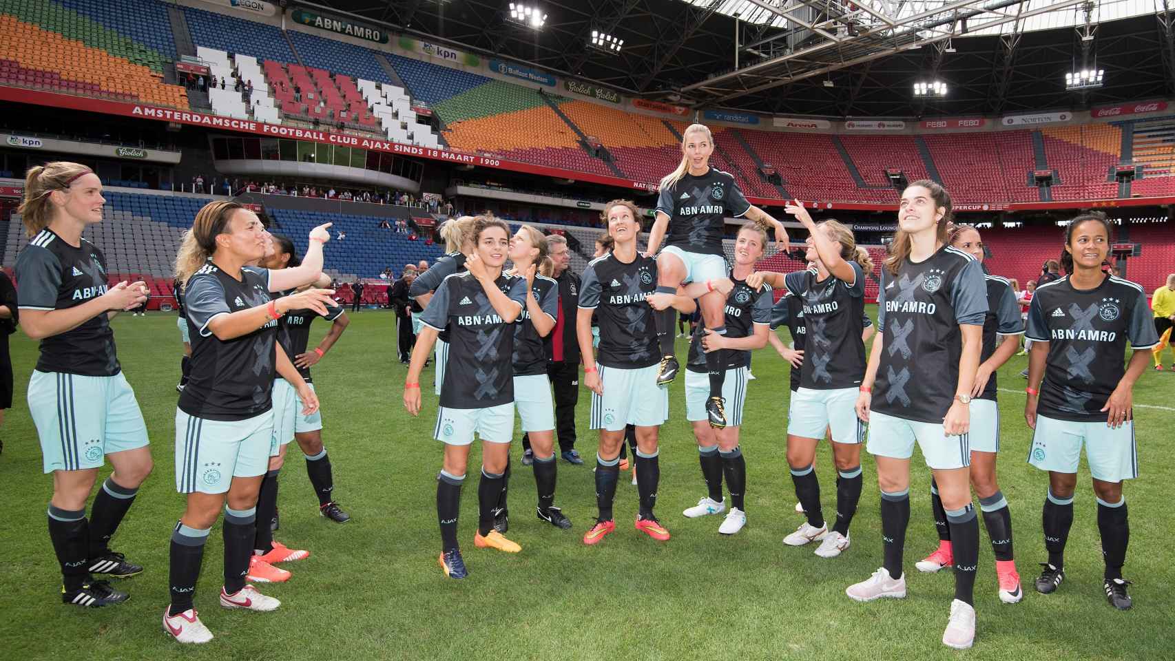 Jugadoras del Ajax de Ámsterdam femenino. Foto: Twitter (@AjaxVrouwen)
