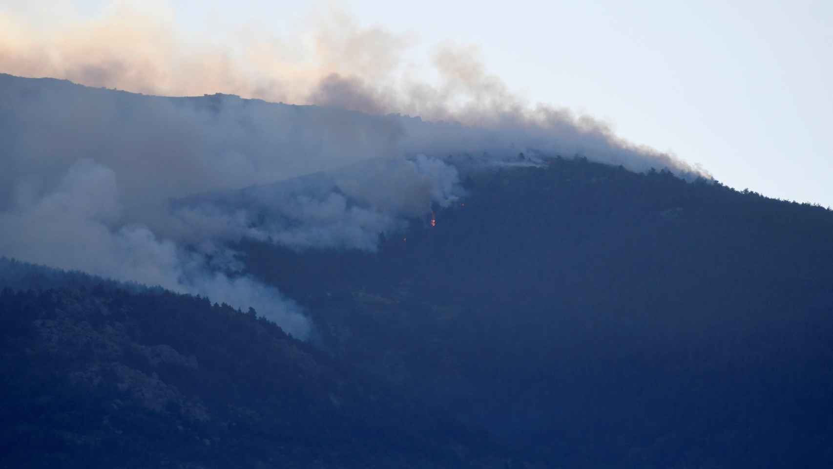 Vista del incendio forestal declarado ayer cerca del Real Sitio de San Ildefonso-La Granja.