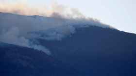 Vista del incendio forestal declarado ayer cerca del Real Sitio de San Ildefonso-La Granja.