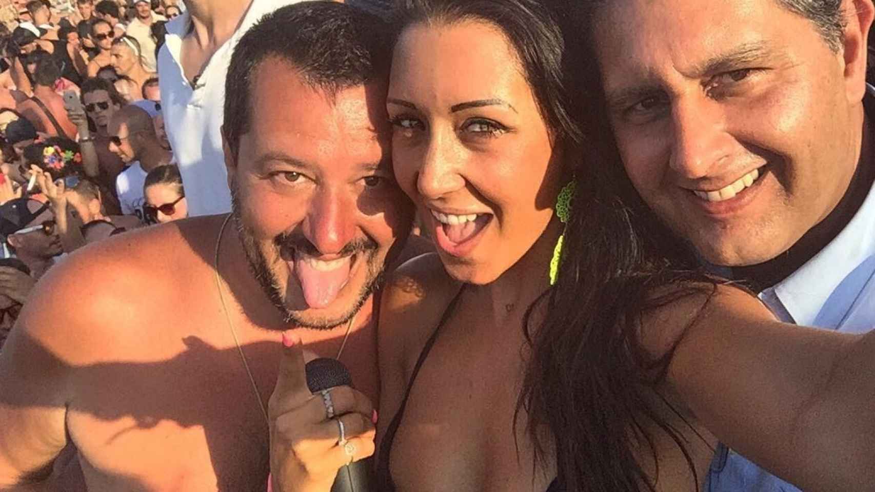 El político italiano no ha escatimado en selfis durante sus vacaciones