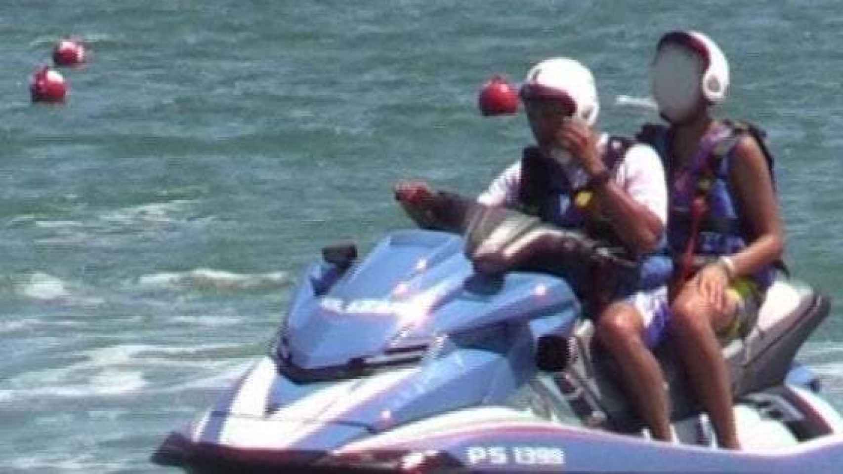 Salvini con su hijo en una moto acuática de la policía italiana