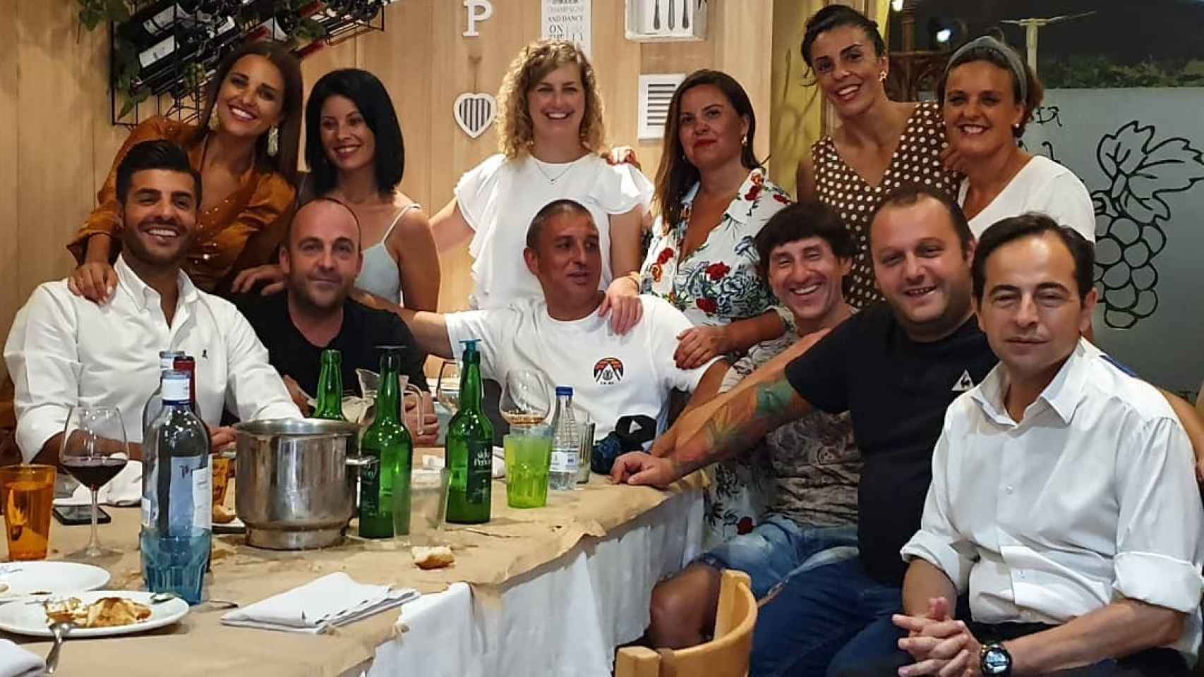 Paula Echevarría, Miguel Torres y los amigos de la actriz en Asturias.