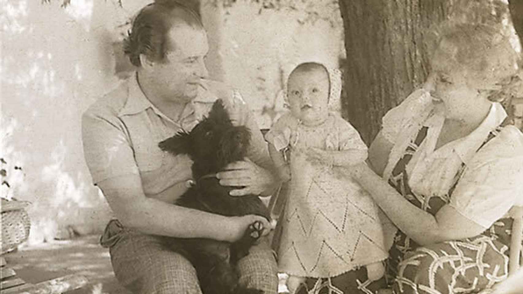 Rafael Alberti y María Teresa León con su hija.