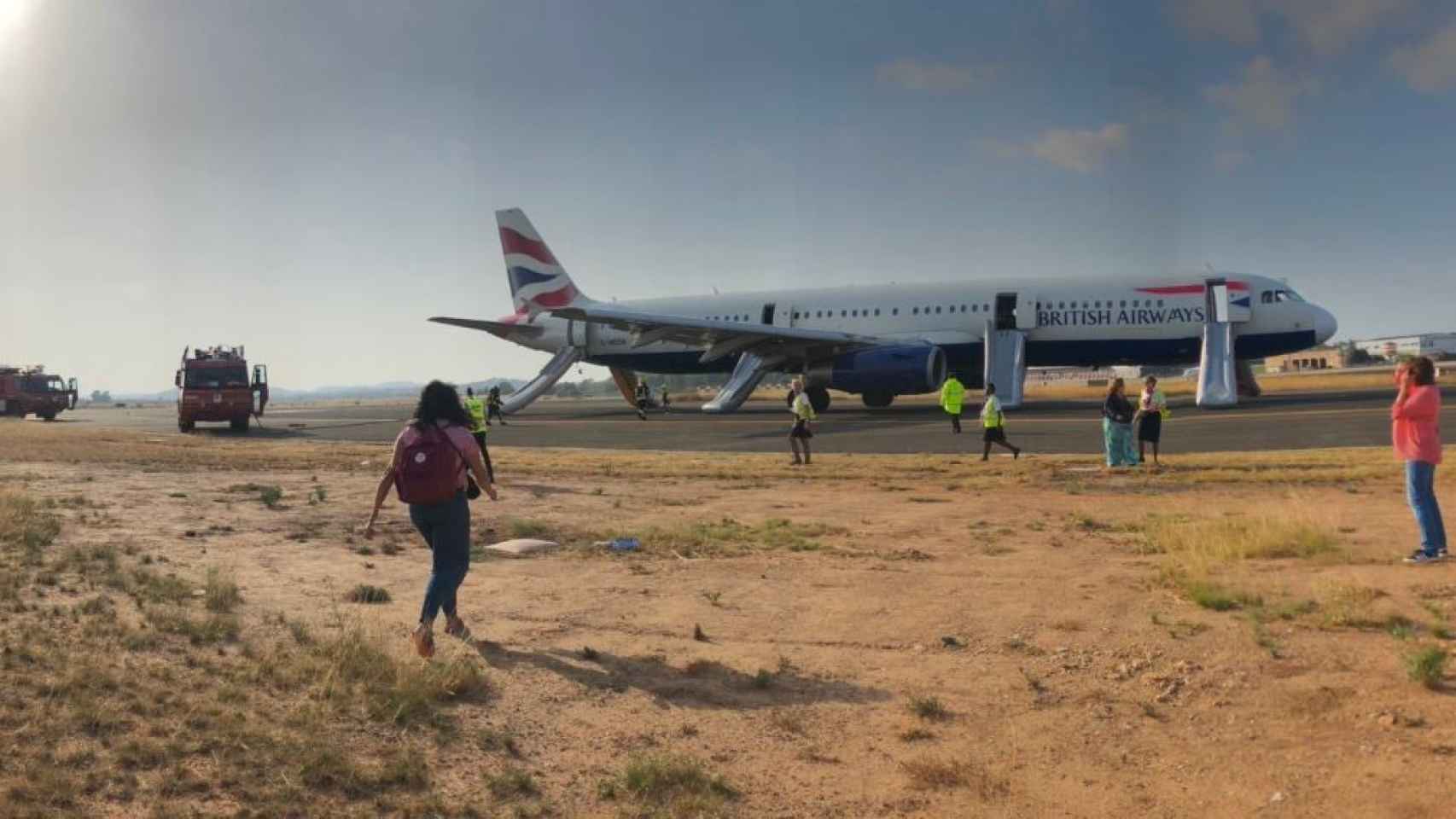 Los pasajeros del avión de British Airways tras el aterrizaje de emergencia en el aeropuerto de Manises, en Valencia.