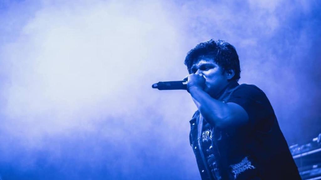 El vocalista del grupo salvadoreño Apes of God.