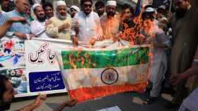 Pakistaníes queman una bandera de India en apoyo a la gente de Cachemira.