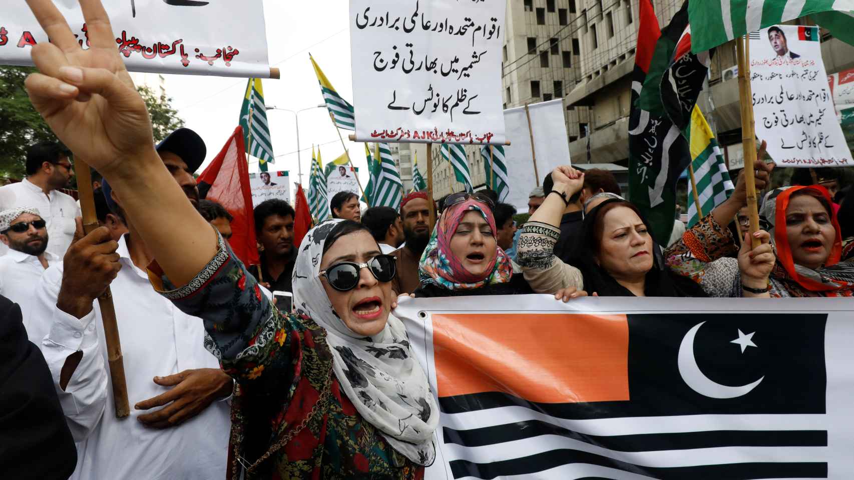 Manifestantes pakistaníes con banderas de Cachemira.