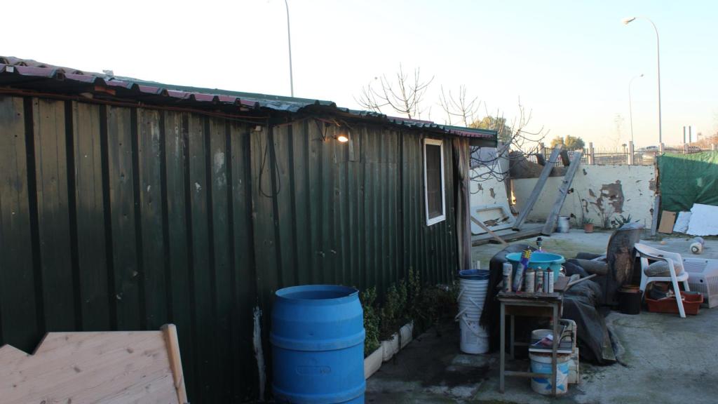 La casa de chapa, al lado de la M-40 y bajo las vías del Ave.