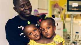 Ibrahima Ndiaye con sus hijas siamesas de tres años.