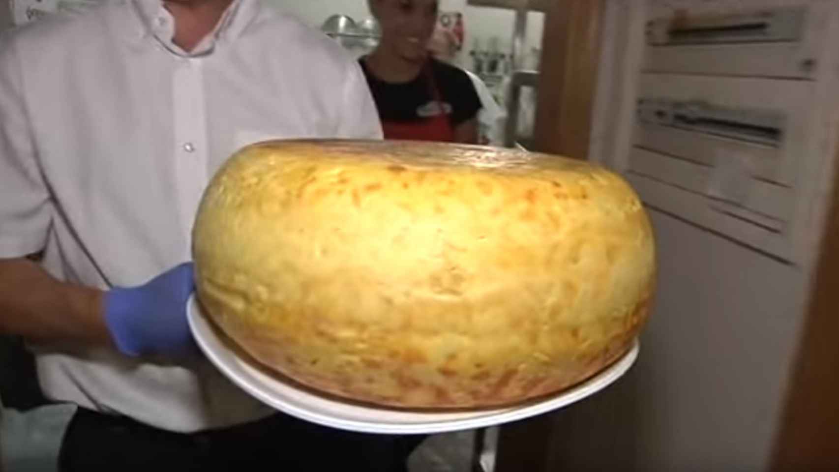 20 kilos de patatas y más de 200 huevos, así es la mejor tortilla andaluza
