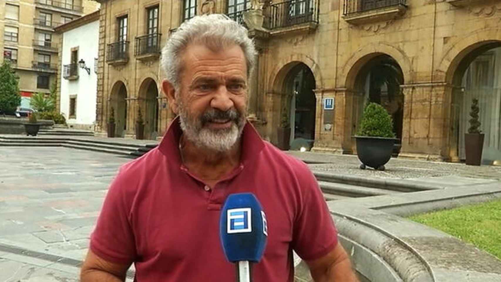 Mel Gibson durante una entrevista con la televisión autonómica asturiana.