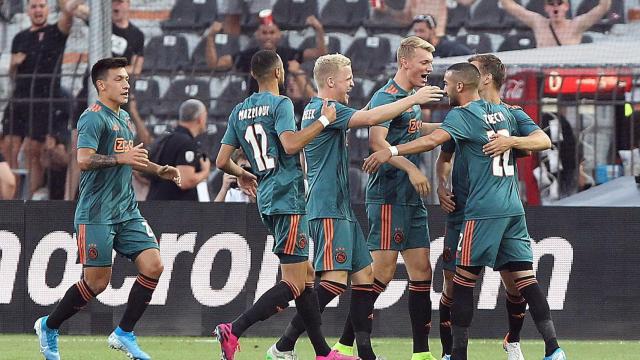 Los futbolistas del Ajax de Ámsterdam celebran un gol en la Champions League