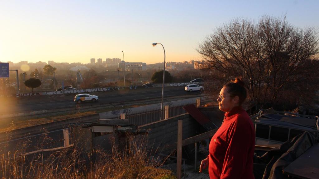 Maria Luisa observa la M-40 desde la entrada de su casa.