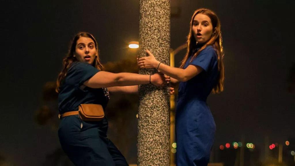 Beanie Feldstein (izquierda) dará vida a Mónica Lewinsky en la serie.