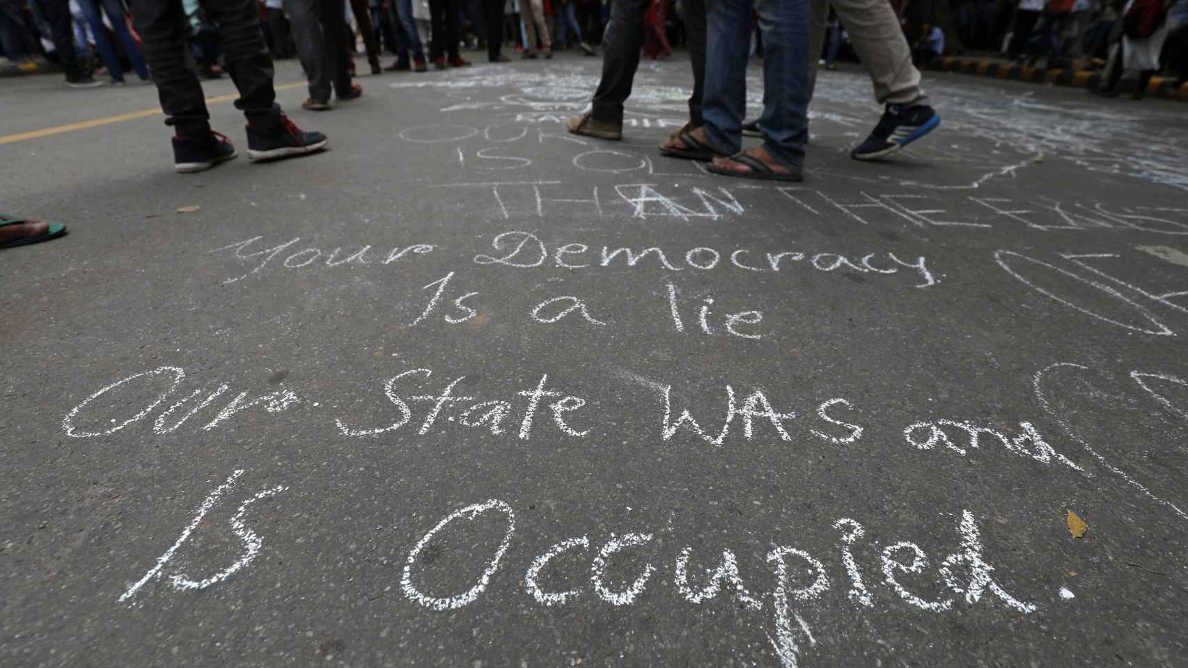 Nuestro estado fue y está ocupado escribieron los manifestantes indios.