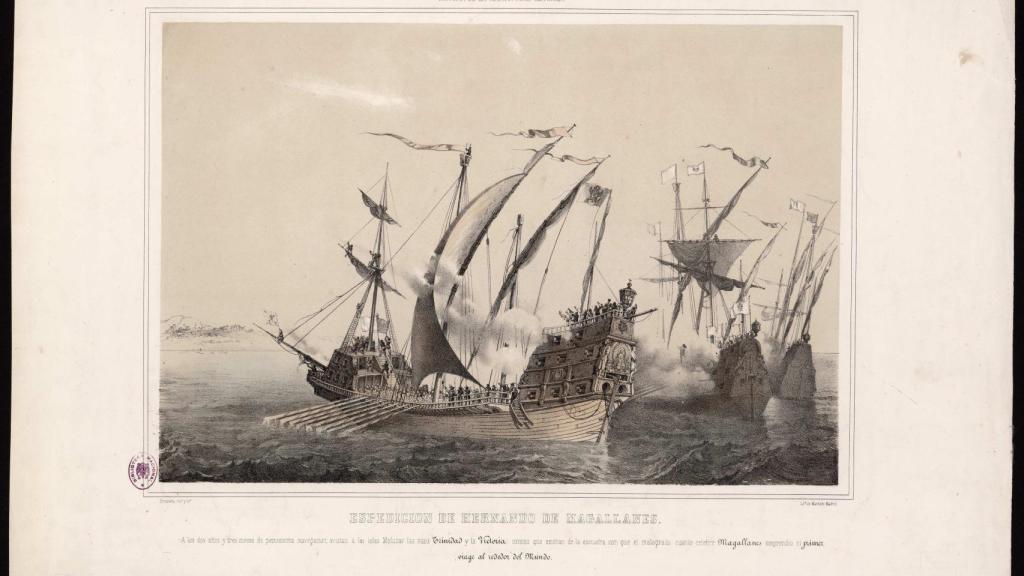 Grabado de las naos 'Trinidad' y 'Victoria' avistando las Molucas.
