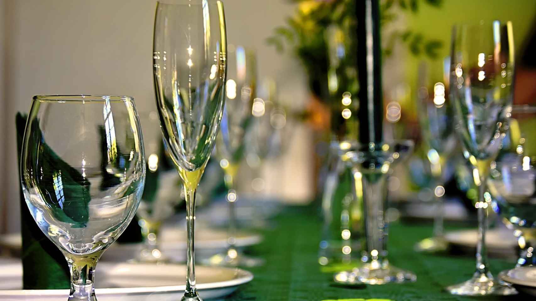 Copas de champagne en la mesa de navidad