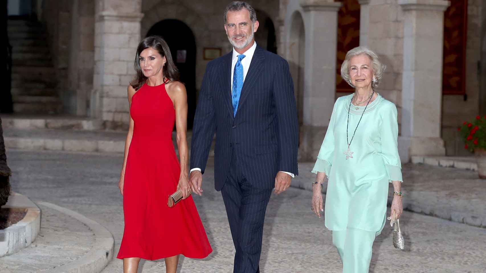 Los reyes Felipe, Letizia y la emérita Sofía en el Palacio Real de la Almudaina en Palma.