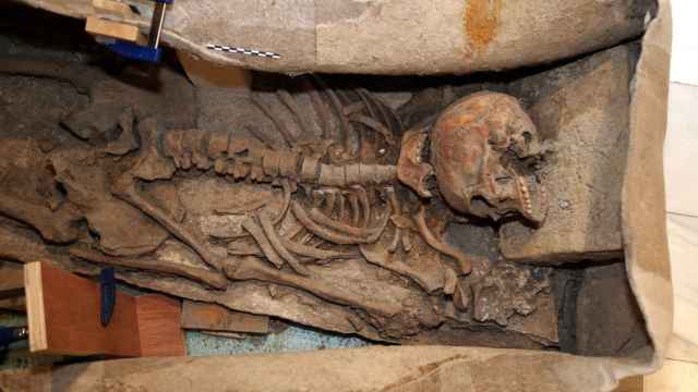 Interior del  sarcófago romano de entre los siglos II y IV encontrado en una excavación en pleno centro de Granada.