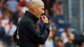 Zidane da órdenes desde la banda