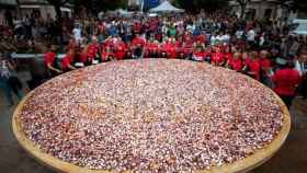 Galicia revalida su récord y sirve la tapa de pulpo más grande del mundo