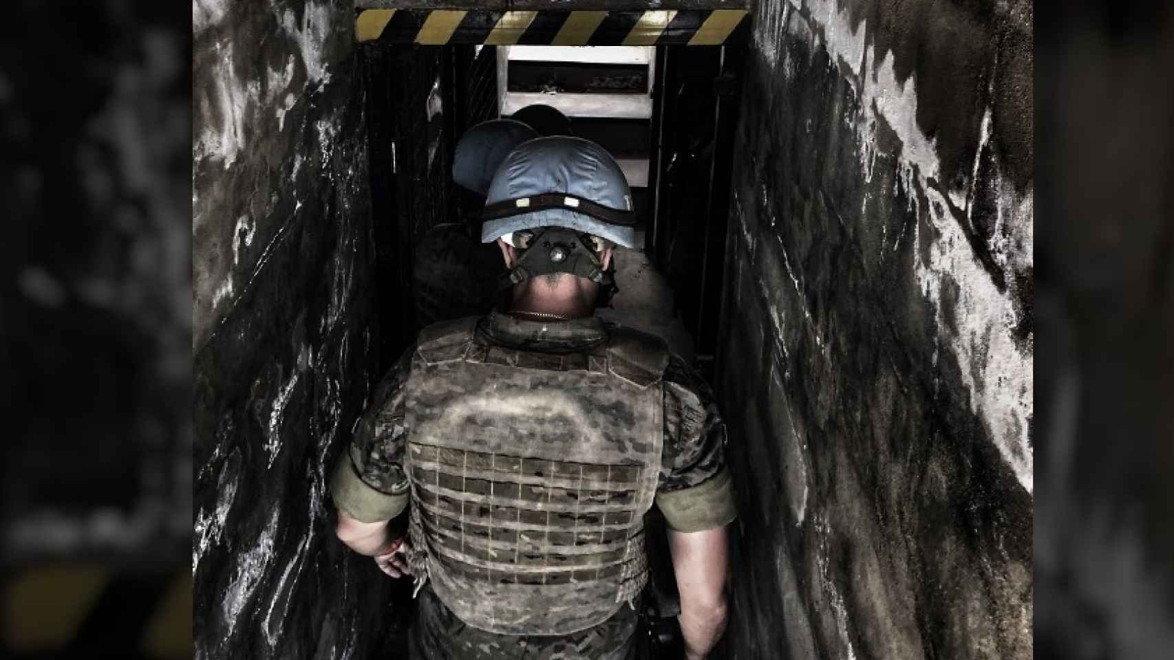Militares españoles acceden a la red de túneles construida en Líbano.