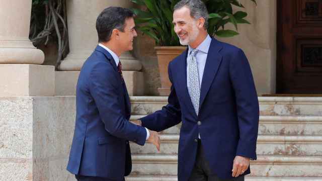 Pedro Sánchez y Felipe VI a la llegada del presidente del Gobierno en funciones a Marivent.