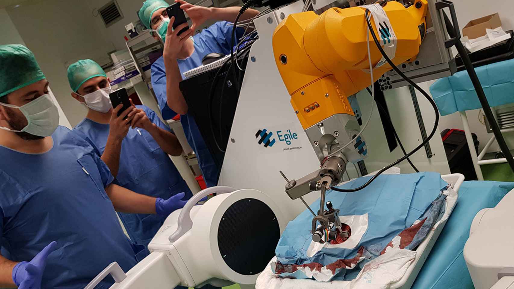 El equipo de la vasca Cyber Surgery, probando su robot quirúrgico.