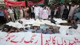 La sangre de los mártires no se perderá dice la pancarta de los manifestantes en Pakistán.