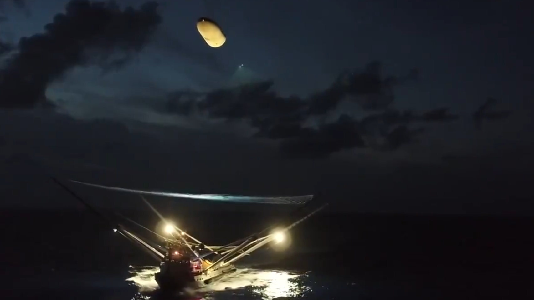 Mira cómo SpaceX consigue atrapar partes de un cohete con una red