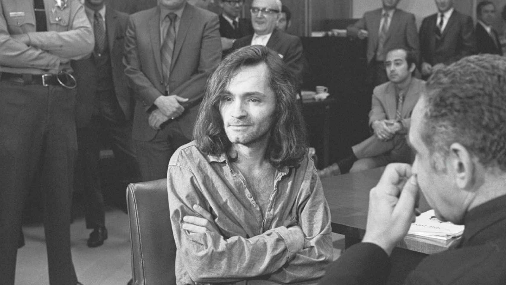 Manson sentado frente a su abogado, Irving Kanarek, durante el juicio en 1970.