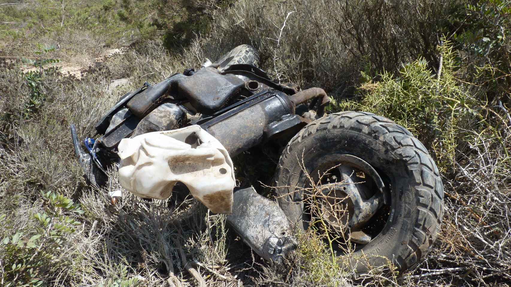 En la imagen, la Piaggio de la argentina destrozada después del accidente en la PM- 820