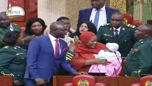 Zuleika Hassan, con su bebé en brazos en el Parlamento de Kenia.